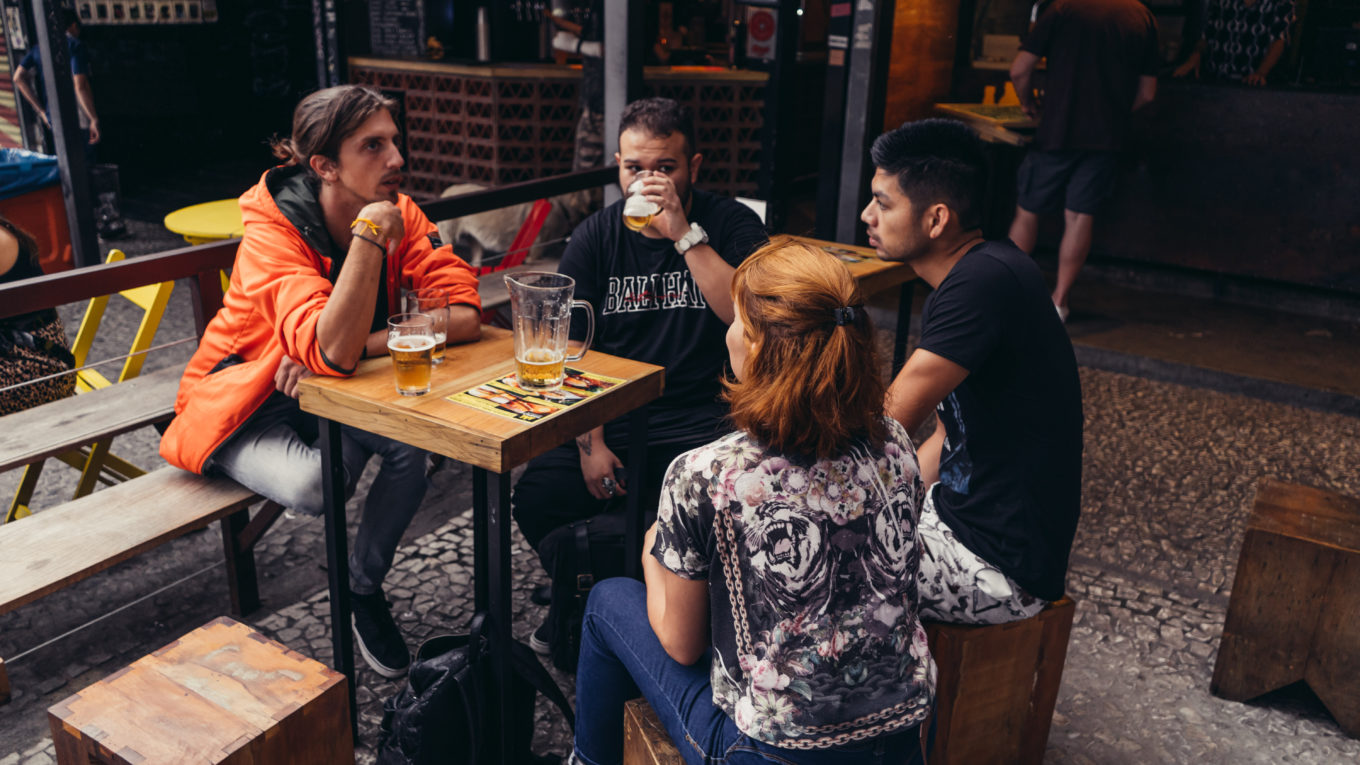 Discussion autour d'un verre