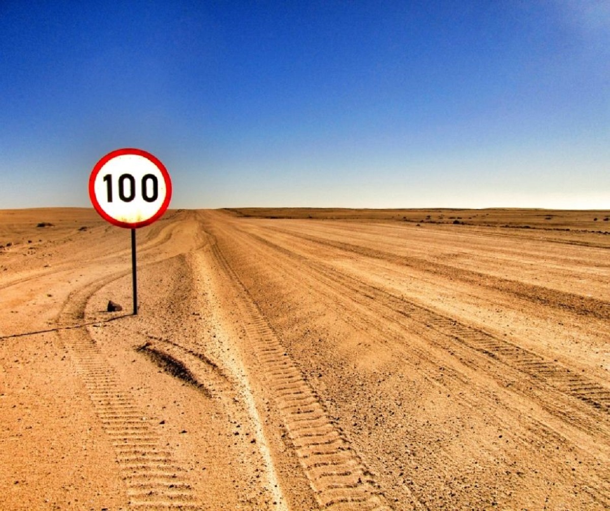Panneau 100 dans le Desert