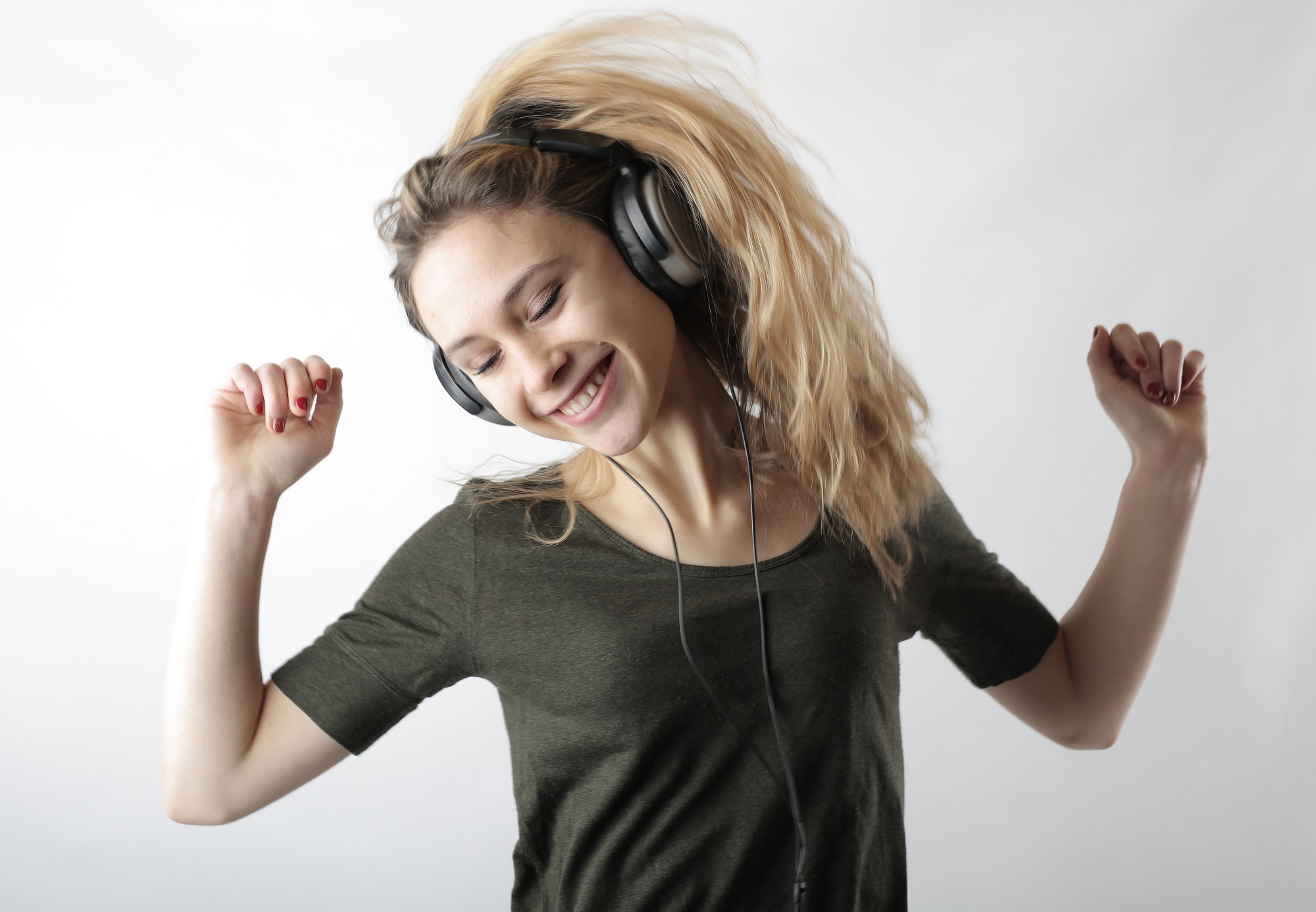 Fille Blonde Sourit En Ecoutant de la Musique
