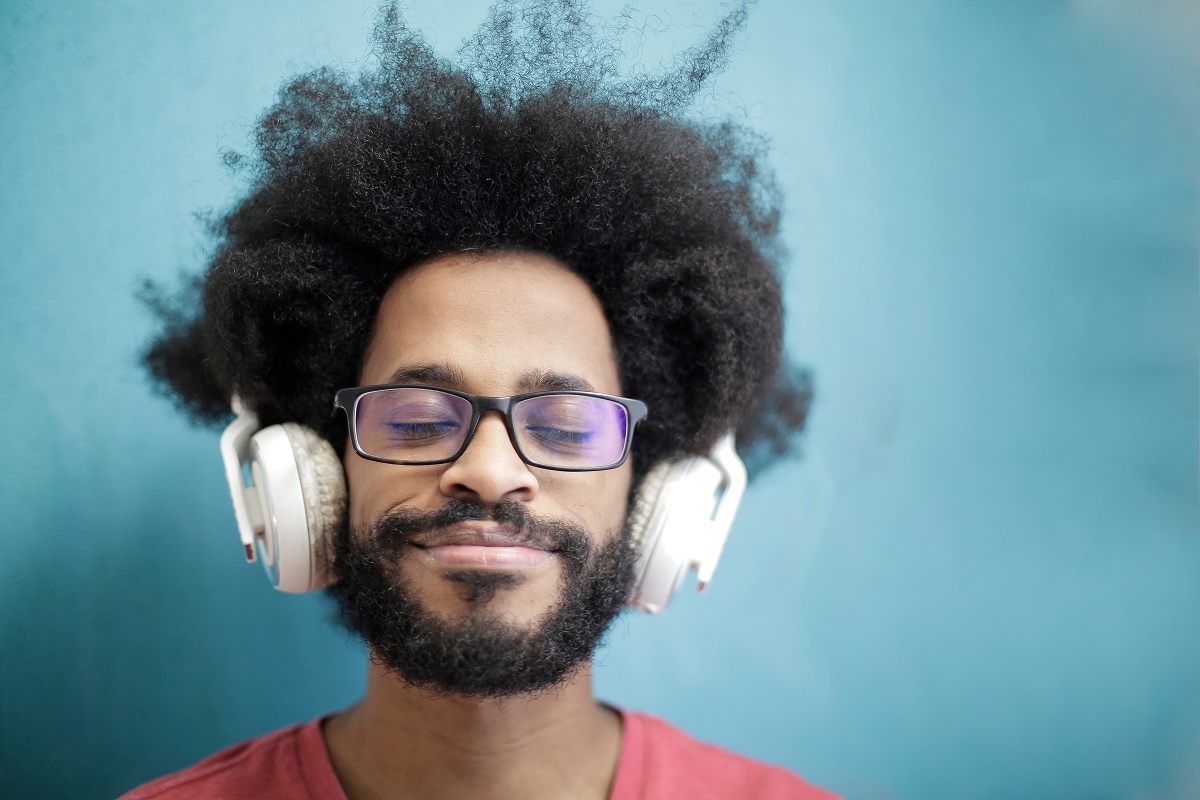 Homme Ecoutant de la Musique sur Fond Bleu