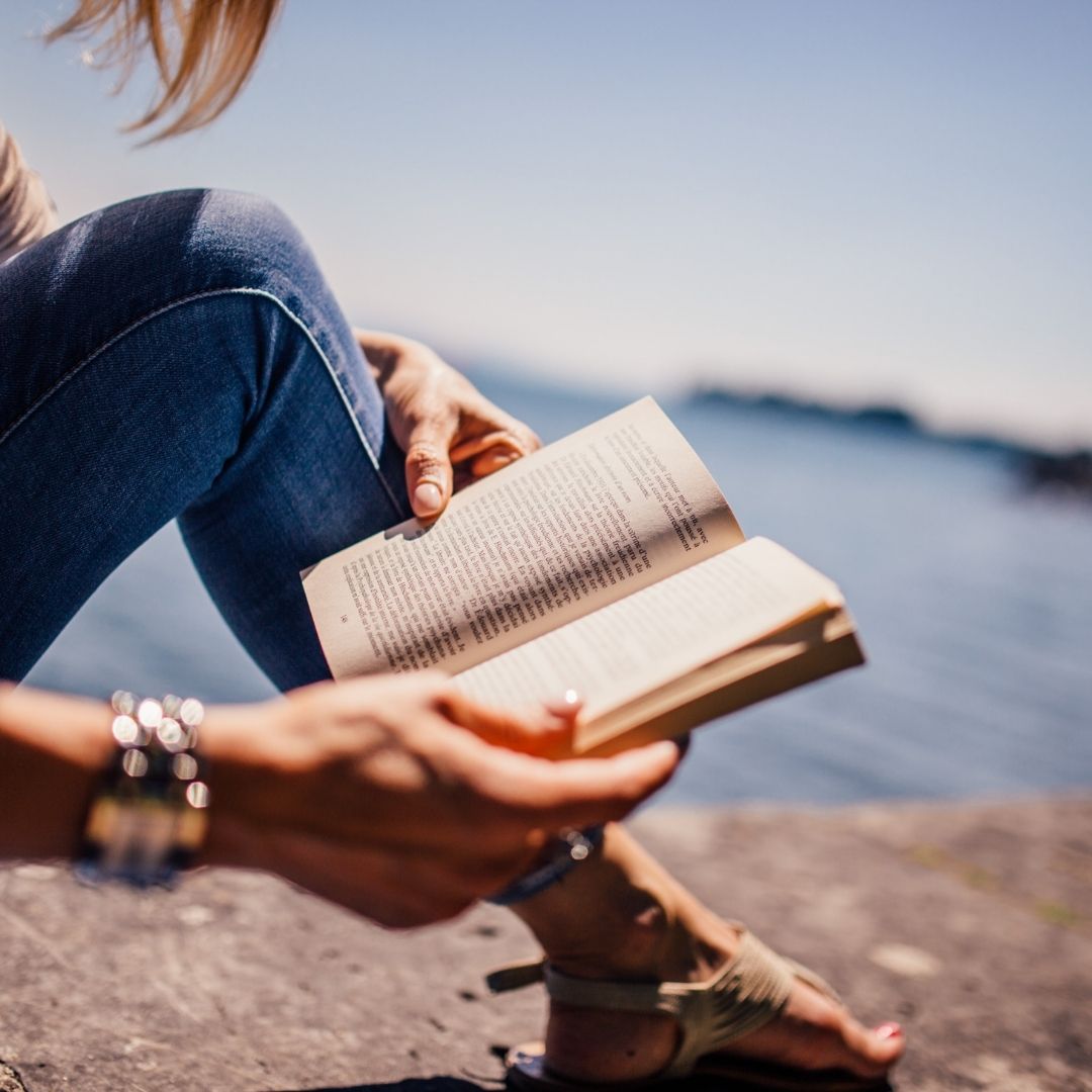 Mains de Femme qui tiennent un livre